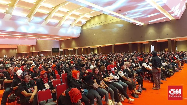 Relawan Ganjar-Mahfud gelar konsolidasi di JiExpo Kemayoran, Senin (27/11) siang ini. Masa kampanye akan dimulai esok hari.