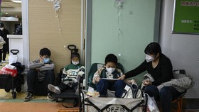 FOTO: RS Beijing Kewalahan Hadapi Pasien Penyakit Pernapasan Anak
