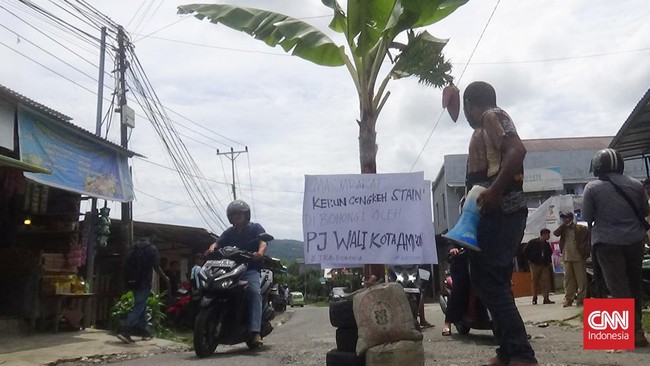 Sopir angkot jalur Stain terlibat cekcok dengan Pj Wali Kota Ambon Bodewin Wattimena dalam aksi protes jalan rusak di Puncak Wara, Desa Batu Merah, Ambon.