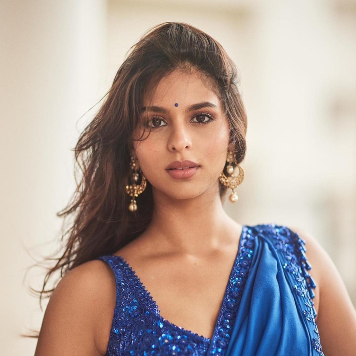 <p>Sebagai sosok selebriti, Suhana juga aktif menggunakan media sosial. Melalui akun Instagram pribadi, ia kerap membagikan beragam aktivitas termasuk promosi proyek yang dikerjakan. (Foto: Instagram @suhanakhan2)<br /><br /><br /></p>