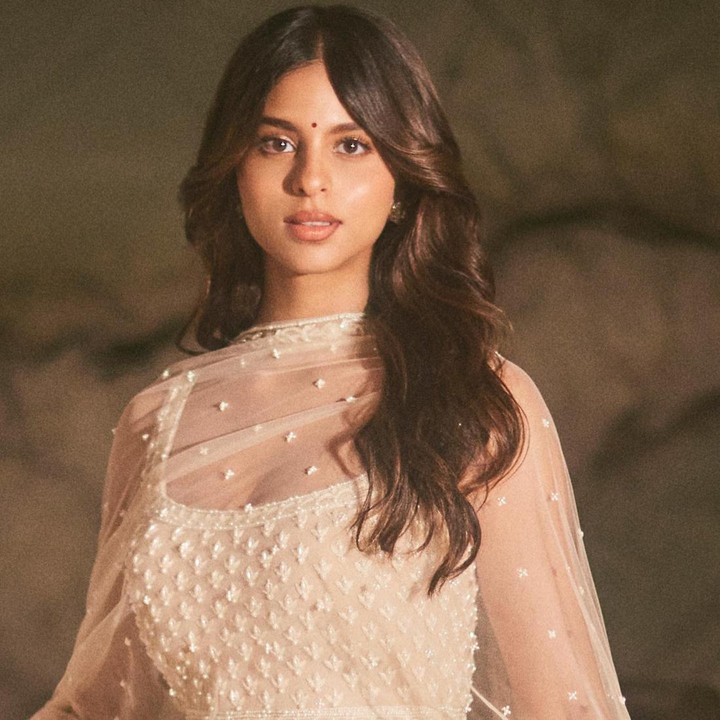 <p>Suhana kini tumbuh menjadi perempuan dewasa yang kerap mencuri perhatian dengan pesonanya. Lahir pada 22 Mei 2000, saat ini ia sudah berusia 23 tahun. (Foto: Instagram @suhanakhan2)<br /><br /><br /></p>