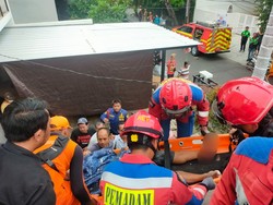 Tembok Bangunan Rumah di Jaksel Roboh Timpa 2 Orang Pekerja