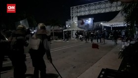 VIDEO: Suporter Persib dan Polisi Bentrok Usai Paksa Masuk Stadion