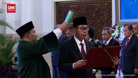 VIDEO: Jokowi Lantik Nawawi Pomolango Jadi Ketua KPK Sementara