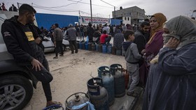 FOTO: Antrean Warga Palestina 'Berburu' Gas saat Gencatan Senjata Gaza