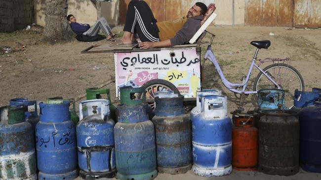 FOTO: Antrean Warga Palestina 'Berburu' Gas saat Gencatan Senjata Gaza