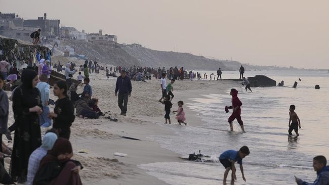 FOTO: Warga Gaza Healing ke Pantai Manfaatkan Momen Gencatan Senjata