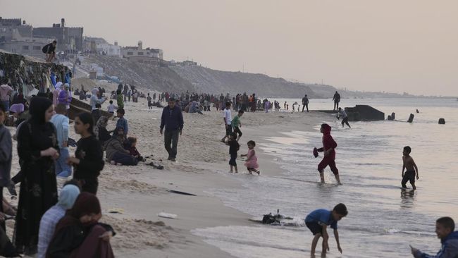 FOTO: Warga Gaza Healing ke Pantai Manfaatkan Momen Gencatan Senjata FOTO: Warga Gaza Healing ke Pantai Manfaatkan Momen Gencatan Senjata