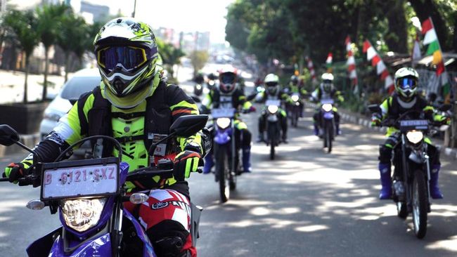 Cara Aman Berkendara Motor Trail Dual Purpose di Jalan Aspal - CNN Indonesia