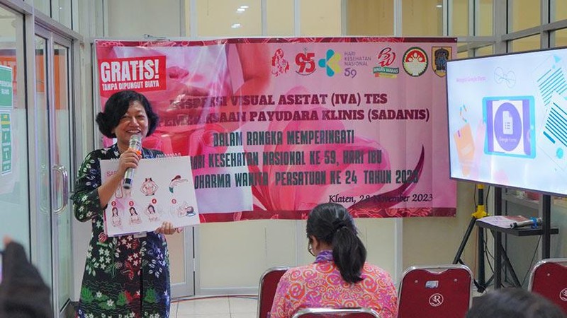 Dharma Wanita Persatuan Kab. Klaten, Jawa Tengah menggelar pemeriksaan Inspeksi Visual Asetat (IVA) dan Pemeriksaan Payudara Klinis (Sadanis) secara gratis.