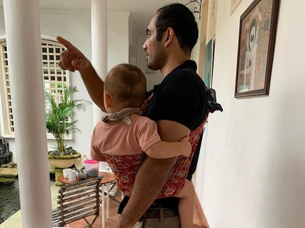 7 Potret Gaya Ayah Seleb saat Gendong Anak, Ario Bayu Pakai Kain Jarik