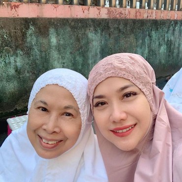 Mertua Beri Restu Nikah Lagi, 7 Potret Kedekatan BCL & Ibunda Alm Ashraf Sinclair