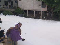 Duh! Sungai di Kota Depok Tercemar bak Buih Jadi Permadani