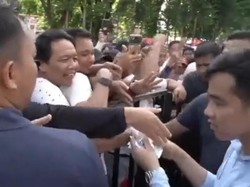 Aksi Gibran Bagi-bagi Gantungan Kunci di Makassar Dikira Amplop