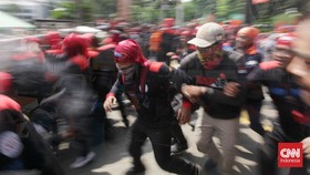 Demo Buruh di Bekasi Ricuh, Massa Coba Tutup Akses Tol