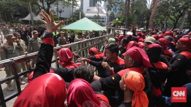 Sebanyak 1.477 personel campuran dikerahkan untuk mengamankan tindakan demo pekerja nan digelar di sekitar Patung Kuda, Jakarta Pusat, Rabu (17/7).