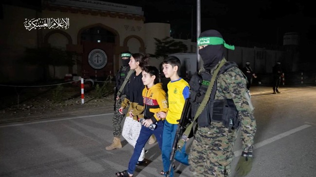 Keluarga sejumlah warga Israel yang masih disandera Hamas murka lantaran Mossad batalkan negosiasi dengan kelompok perlawanan Palestina tersebut.