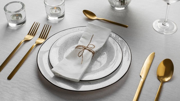 Gunakan alat makan yang tepat/Foto: Freepik.com/freepik