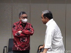 Rangkulan Akrab Sekjen PDIP dan Sekjen Gerindra