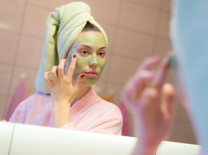 9 Masker Alami untuk Dipakai Sebelum Tidur, Bangun Pagi Kulit Glowing Bebas Kusam
