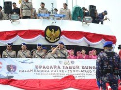HUT Ke-73 Polairud Polri, Kabaharkam Pimpin Tabur Bunga di Perairan Teluk DKI