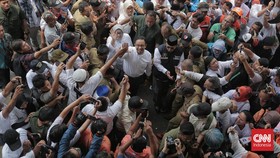 Anies Dipeluk Paksa Simpatisan di Tasik, Kacamata Patah Terinjak