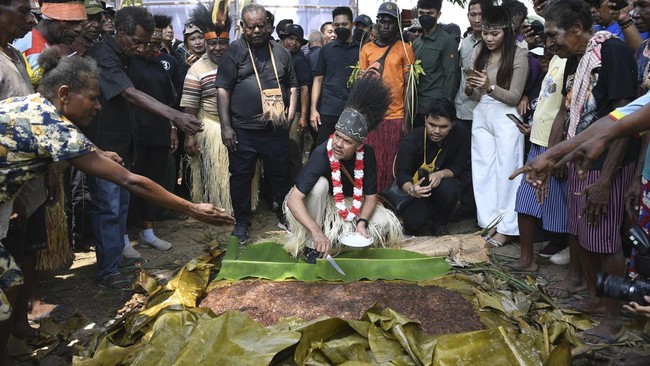 Capres nomor urut 3 Ganjar Pranowo mendengar cerita pendeta di Papua yang ikut bantu ibu bersalin karena minimnya fasilitas kesehatan.