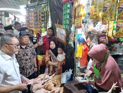 Pantau Bapok di Pasar Gresik, Mendag Zulhas Ungkap Harga Stabil-Stok Aman
