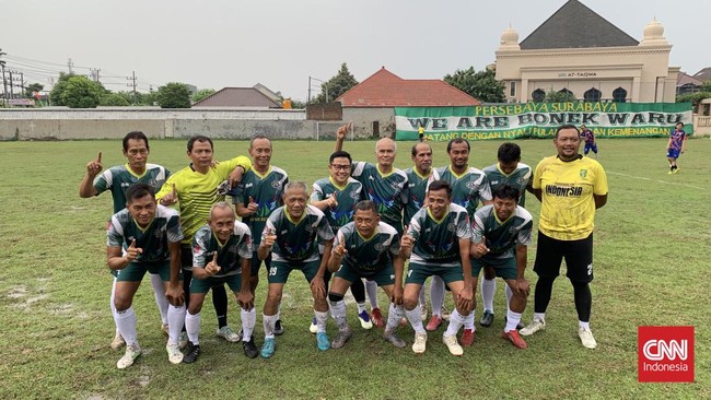 Hari pertama kampanye Pilpres 2024, cawapres Muhaimin Iskandar bermain bola di Sidoarjo. Dia menyebut perubahan itu seperti sepak bola.