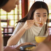 Makin Sedap! 5 Makanan & Minuman yang Sering Disantap Orang Korea Saat Musim Hujan