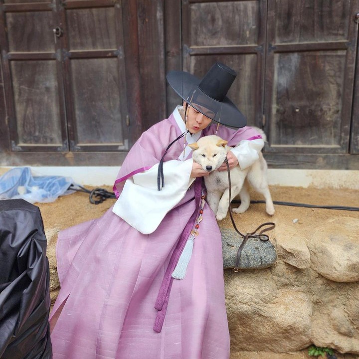 <p>Nah, baru-baru ini, Bae In Hyuk membintangi drama <em>The Story of Park's Marriage Contract</em> yang mengisahkan tentang seorang putri abad ke-19 yang menikah dengan pria tampan, yang diperankan oleh Bae In Hyuk. (Foto: Instagram @inhyuk_bb)</p>