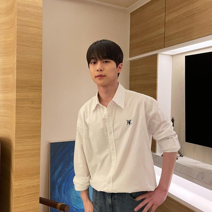 <p>Pada tahun yang sama pula, Bae In Hyuk bermain peran sebagai guru privat dari keponakan rekannya dalam drama <em>Teacher, Would You Like to Date Me?</em>. Paras tampannya sangat memukau para penontonnya, Bunda. (Foto: Instagram @inhyuk_bb)</p>