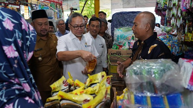 Dari perbincangan dengan para pedagang Pasar Baru Gresik, Mendag Zulkifli Hasan menilai bahwa harga komoditas seperti beras, minyak, dan gula stabil.