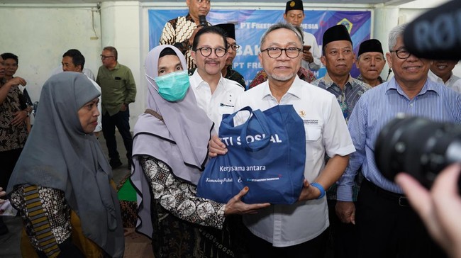 Menteri Perdagangan (Mendag) Zulkifli Hasan (Zulhas) bersama PT Freeport Indonesia (PTFI) menyerahkan 4.000 paket sembako untuk keluarga Muhammadiyah Gresik.
