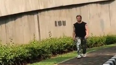 Penampakan Paul Banks Vokalis Band Interpol Saat Jalan Kaki di Semanggi