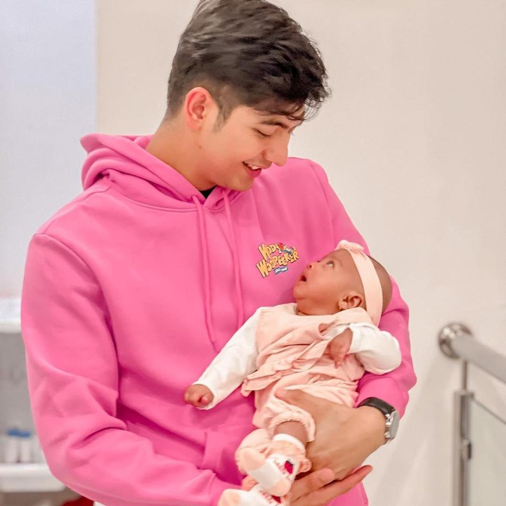 <p>Suami Ria Ricis, Teuku Ryan, sering terlihat menggendong sang anak, Moana, Bunda. Gemas banget, ya. "Moana kadang selalu respons apa yang orang bilang. Gak tahu kebetulan atau memang sudah ngerti. Besok ikut Papa kuliah S2 ya, dek," kata Ryan dikutip laman Instagram-nya. (Foto: Instagram: @teukuryantr)</p>