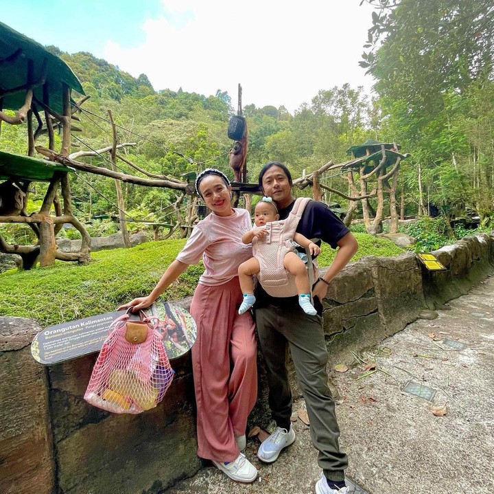 <p>Ariel Nidji resmi menjadi seorang Ayah usai sang anak, Sanne, terlahir ke dunia. Ariel pun kerap membantu sang istri untuk mengasuh anaknya, termasuk dalam urusan menggendong, Bunda. "Doaku buatmu sekeluarga, semoga bahagia selalu ya Bu Dea, Sanne, dan Kak Ariel," ucap seorang netizen mendoakan keluarga Ariel. (Foto: Instagram: @dea_ananda)</p>