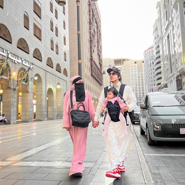 <p>Atta Halilintar terlihat menggendong anak sulungnya, Ameena, kala menjalankan ibadah umrah, Bunda. Ameena terlihat anteng dan nyaman, lho. "Pegang tanganku dua bayi. Pegang tangan dua-duanya biar gak ada yang cemburu," tulis Atta melengkapi momen ini. (Foto: Instagram: @attahalilintar)</p>