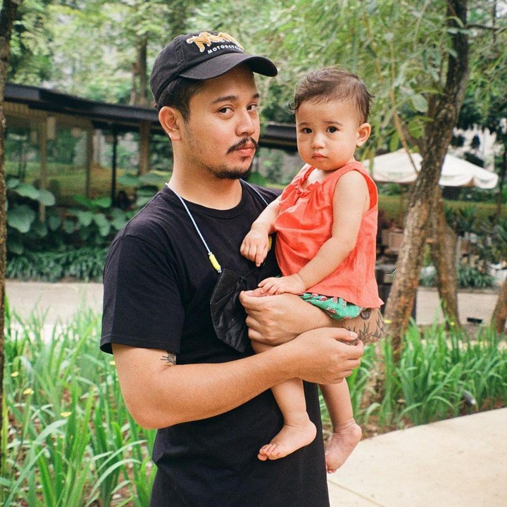 <p>Derby Romero kerap memperlihatkan momen kebersamaannya bersama sang anak, Millie. Derby juga terlihat menggendong Millie kala berjalan-jalan di sore hari. "Jalan jalan sore," ujar Ayah satu anak ini. (Foto: Instagram: @derbyromero)</p>