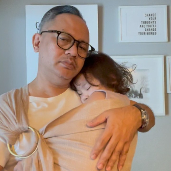 <p>Beberapa waktu lalu, Indra Brasco memperlihatkan keahliannya dalam menggendong anak ke laman media sosial. Sang anak, Numa, pun terlihat nyaman dipelukan sang Ayah. "Waah ternyata masih manjur nih gendongannya Yanda. Banyak yang bilang beruntung banget ada suami yang mau bantuin istri ngurusin anak. Buat kita sih jagain anak itu tugas orang tua, artinya berdua," papar Indra Brasco. (Foto: Instagram: @indrabrasco)</p>