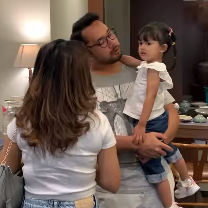<p>Khairi sendiri terlihat sangat dekat dengan anak angkatnya. Dalam beberapa kesempatan, Khairi tampak menggendong Aisya penuh sayang. (Foto: Instagram: @kikysaputrii)</p>