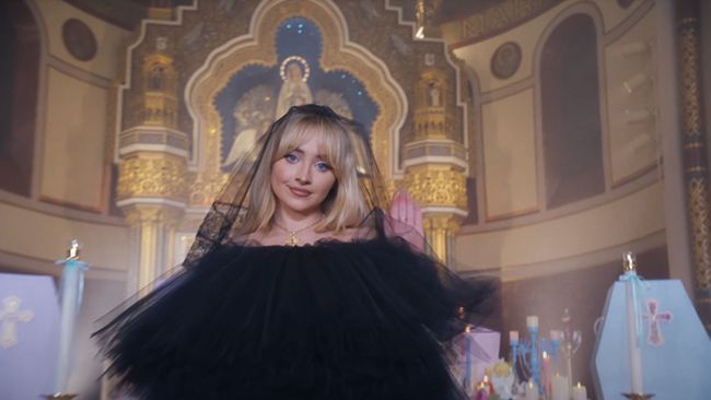 Seorang pastor di Brooklyn disanksi karena mengizinkan Sabrina Carpenter syuting video musik dalam gereja.