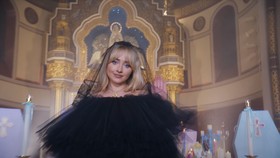 Pastor Disanksi Usai Izinkan Sabrina Carpenter Syuting MV di Gereja