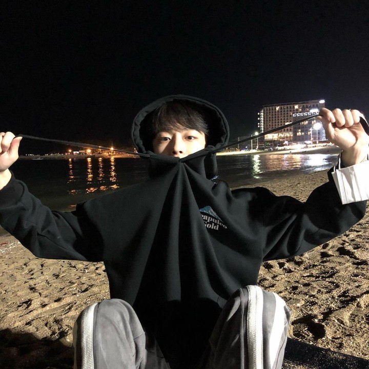 <p>Setelah berhasil memainkan perannya, Bae In Hyuk langsung ditarik menjadi pemeran utama dalam drama <em>Triple Fling Season 2</em> nih, Bunda. Namanya semakin mencuat lewat akting memukau. (Foto: Instagram @inhyuk_bb)</p>