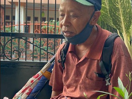 Sedihnya Kakek Tukang Servis Payung Keliling Cuma Tidur di Musala hingga Derita Hernia