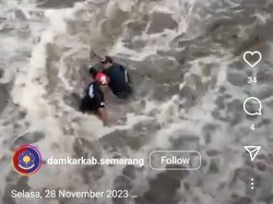Momen Heroik Petugas Damkar Semarang Selamatkan Pemancing Terjebak Arus