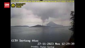 VIDEO: Gunung Anak Krakatau 12 Kali Erupsi Sejak Senin Pagi