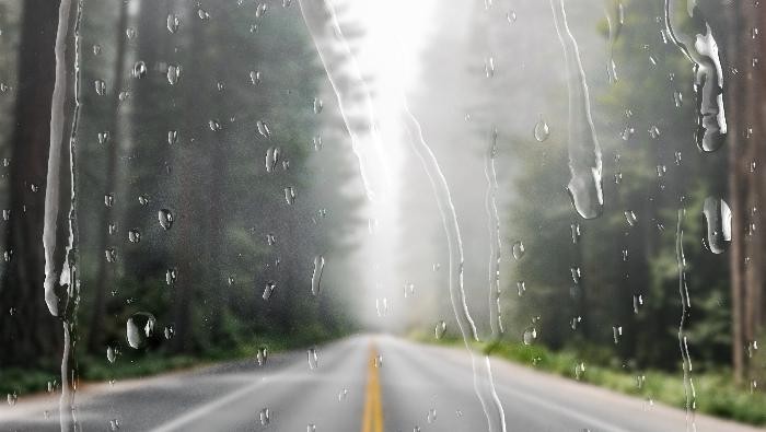 6 Tips Perjalanan Aman Saat Musim Hujan, Bikin Liburan Jadi Makin Happy