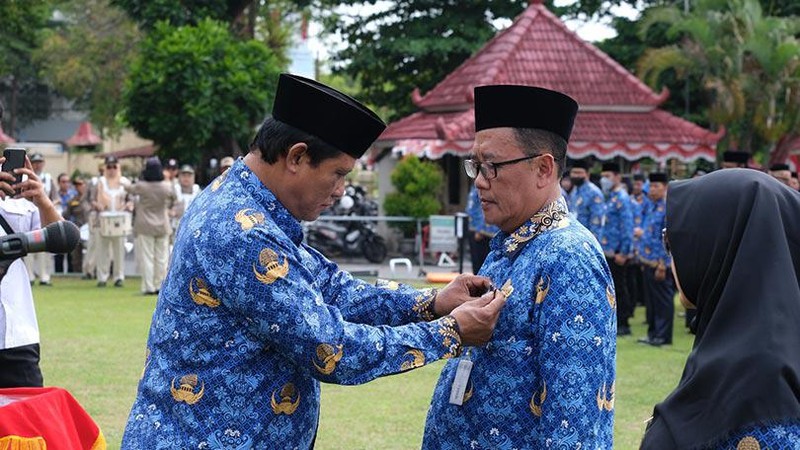 Wakil Bupati Klaten menyerukan ajakan agar Aparatur Sipil Negara (ASN) di Kabupaten Klaten menerapkan profesionalitas kerja saat melayani masyarakat.