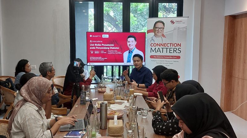 Eka Hospital Group menggandeng PT Pfizer Indonesia menggelar kegiatan Health Talk bertema 'Usir Khawatir Risiko Pneumonia pada Penyandang Diabetes'